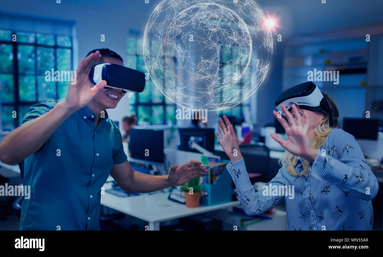 Computer Programmierer testen Virtual reality Simulator Gläser, Anzeigen von futuristischen Hologramm Stockfoto