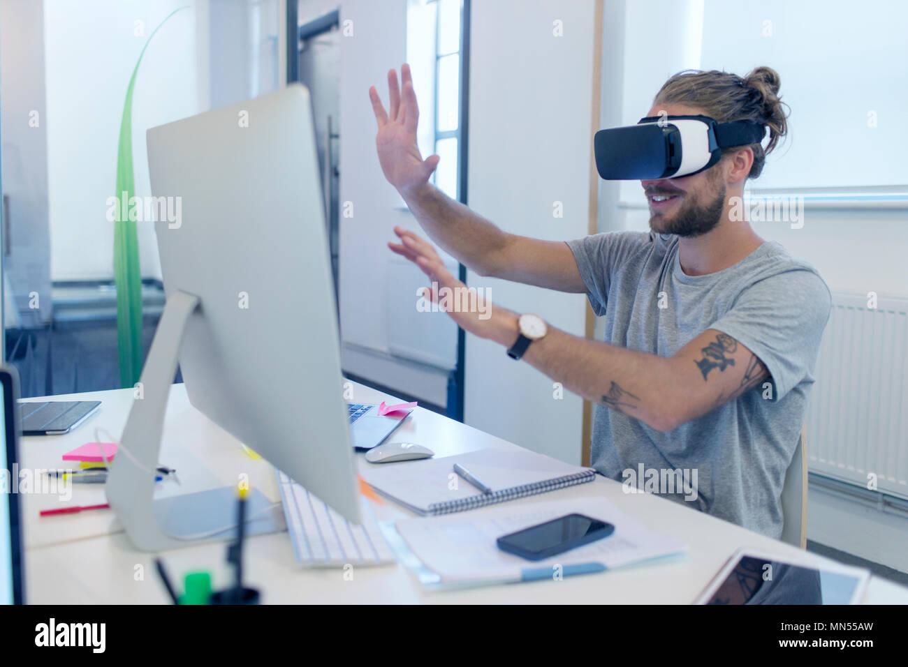 Männliche Programmierer Programmierung virtual reality Simulator Gläser am Computer im Büro Stockfoto