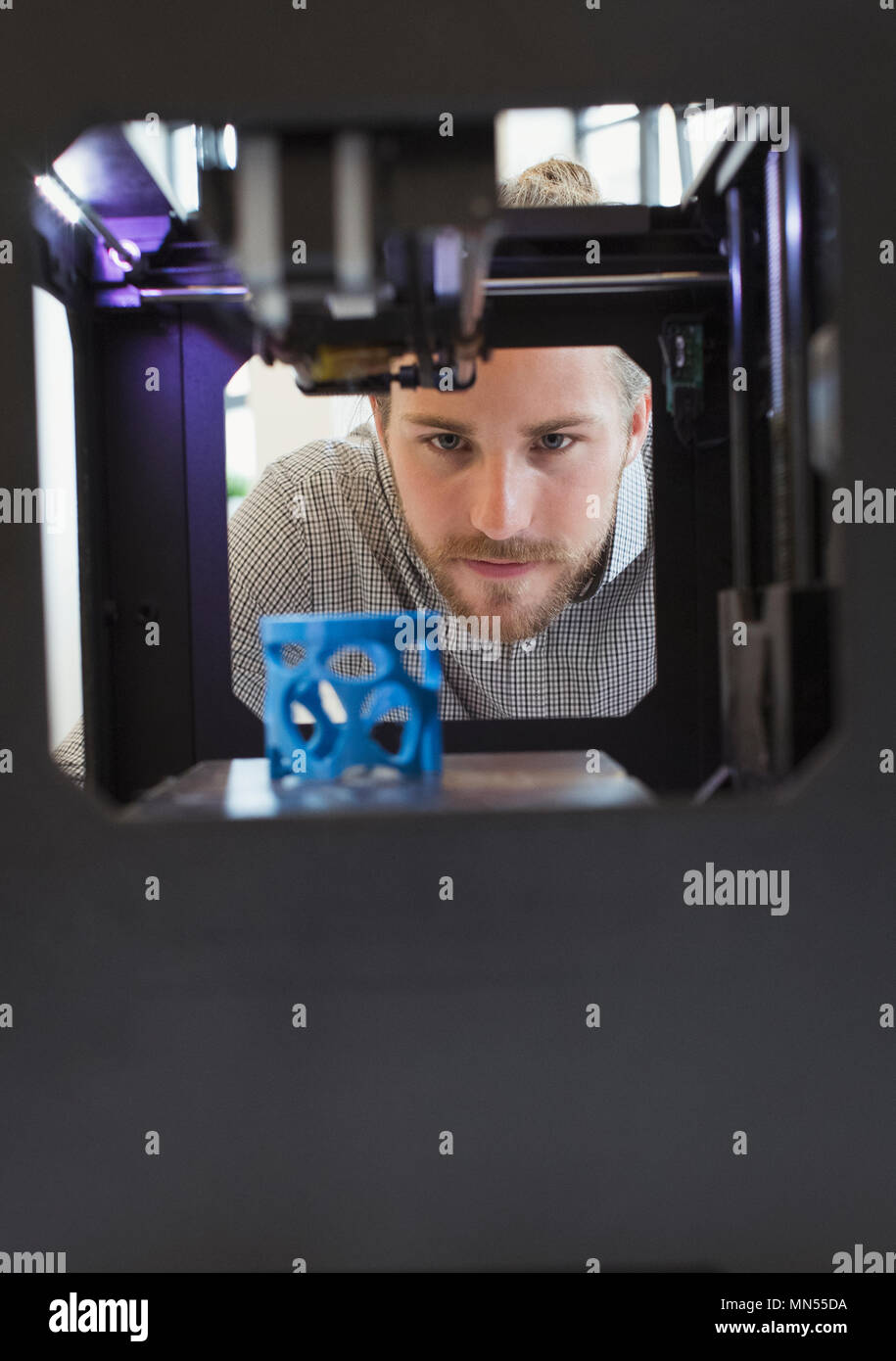 Fokussierte männliche Designer, 3D-Drucker Stockfoto
