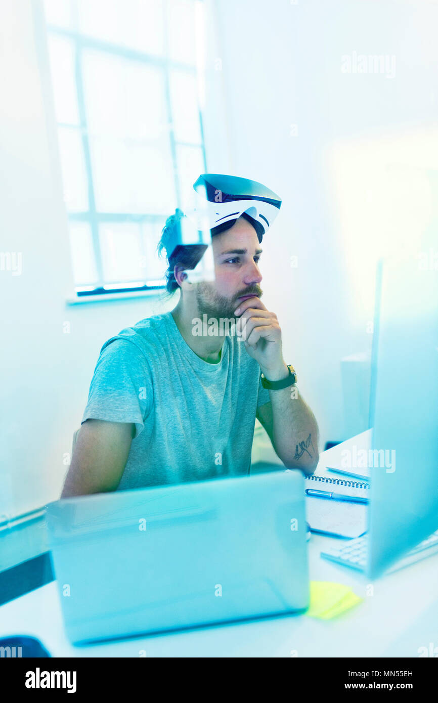 Konzentrierte sich Programmierer Programmierung virtual reality Simulator Gläser Stockfoto