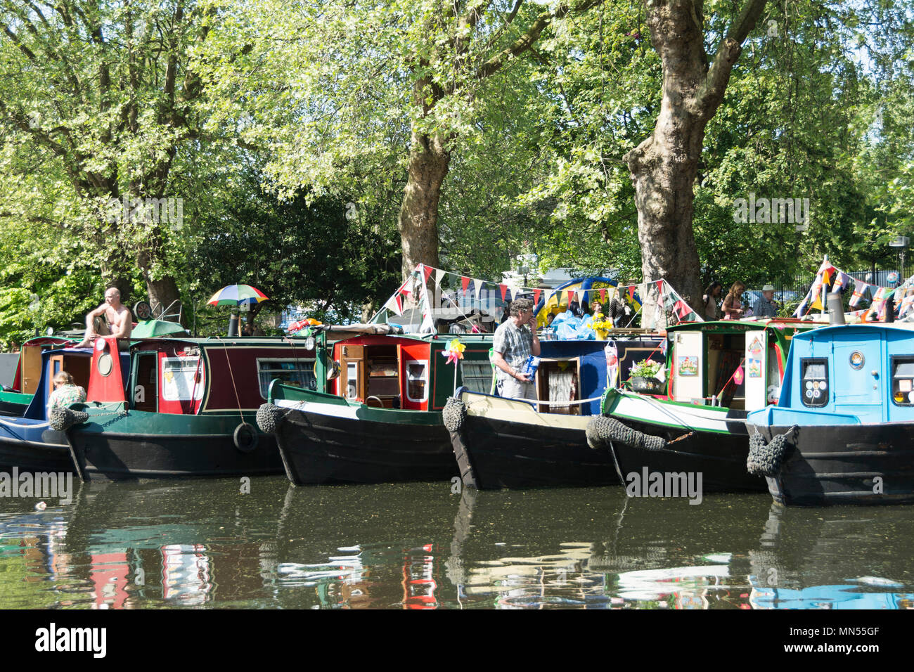 Reihen von Hausbooten in der Canalway Kavalkade Wasserstraßen Festival in London's Little Venice. Stockfoto