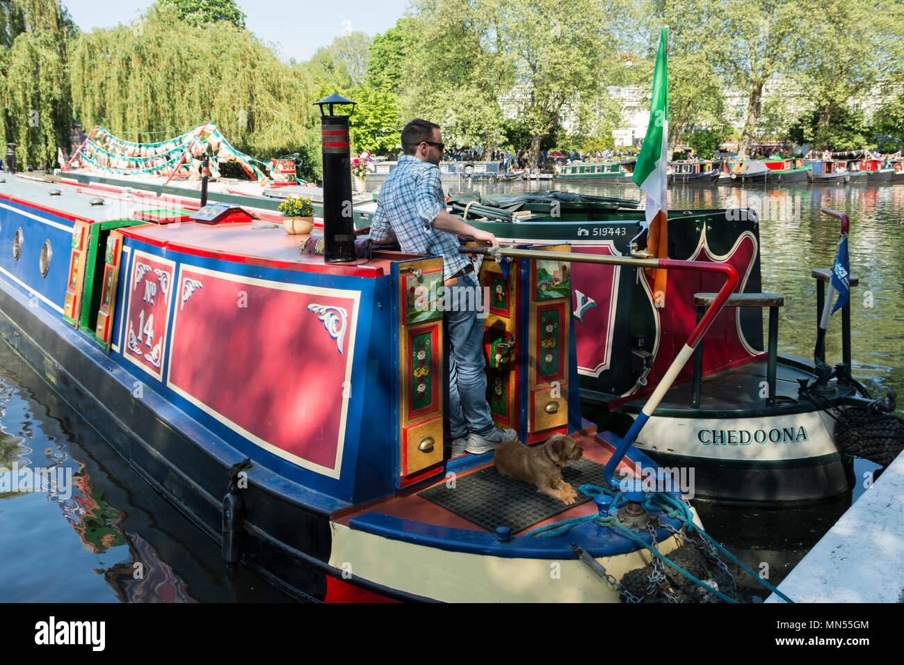 Kanal Boote in der Canalway Kavalkade Wasserstraßen Festival in London's Little Venice. Stockfoto