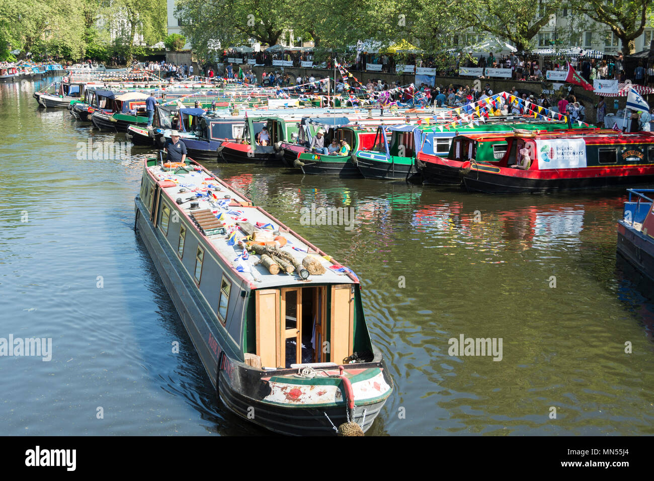 Kanal Boote in der Canalway Kavalkade Wasserstraßen Festival in London's Little Venice. Stockfoto