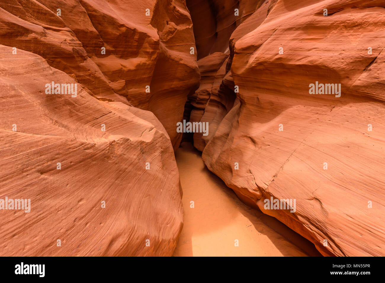 Kleinen Pfad durch den Upper Antelope Canyon. Natürliche Felsformation in schönen Farben. Schöne, weite Betrachtungswinkel von erstaunlichen Sandstein Formationen. In der Nähe von Stockfoto