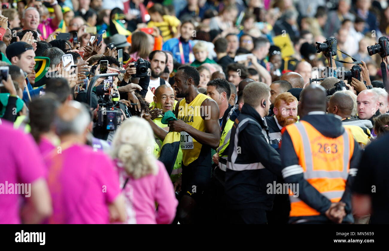 LONDON, ENGLAND - 05. August: Usain Bolt in laufen, um seine letzten 100 m Rennen geniesst die Aufmerksamkeit der Fans, während sie von Fotografen in Tag zwei des 16. IAAF Leichtathletik WM 2017 in London an der London Stadion Surround am 5. August 2017 in London, Vereinigtes Königreich. Foto von Paul Cunningham Stockfoto