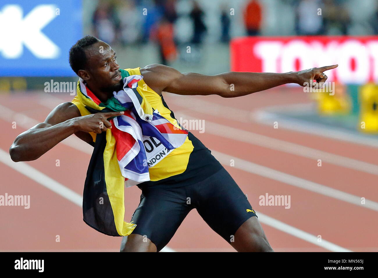 LONDON, ENGLAND - 05. August: Usain Bolt aus Jamaika, das seine letzten 100 m Rennen laufen, steht sowohl mit der Jamaikanischen und Union Jack Flagge um den Hals und zieht in seiner berühmten Blitz pose in Tag zwei des 16. IAAF Leichtathletik WM 2017 in London an der London Stadion am 5. August 2017 in London, Vereinigtes Königreich. Foto von Paul Cunningham Stockfoto