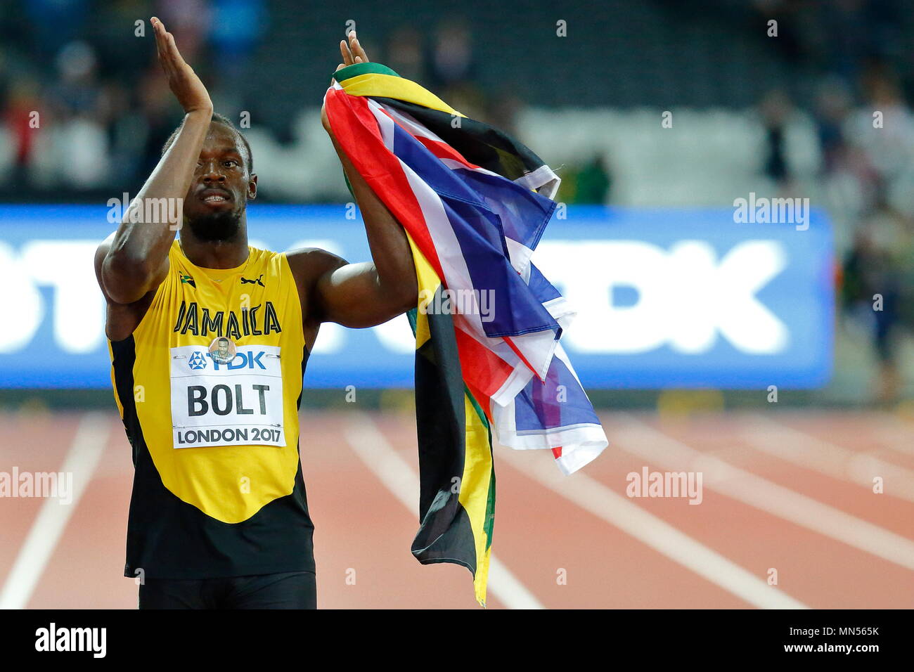 LONDON, ENGLAND - 05. August: Usain Bolt aus Jamaika, das seine letzten 100 m Rennen, begrüßt die Masse während einer Ehrenrunde durch während der Tag zwei des 16. IAAF Leichtathletik WM 2017 in London an der London Stadion am 5. August 2017 in London, Vereinigtes Königreich. Foto von Paul Cunningham Stockfoto