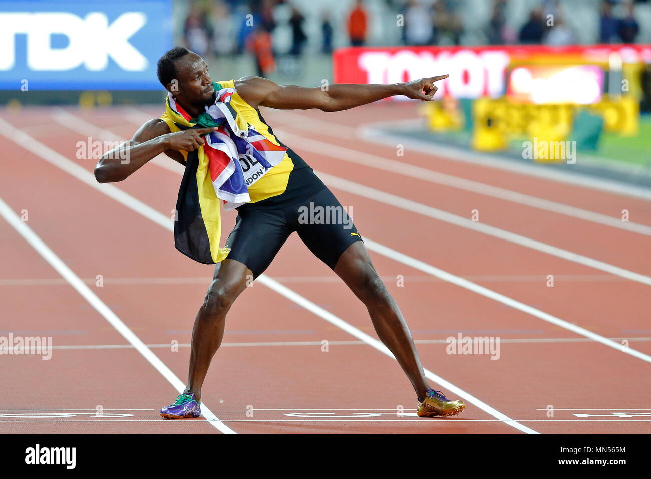 LONDON, ENGLAND - 05. August: Usain Bolt aus Jamaika, das seine letzten 100 m Rennen laufen, steht sowohl mit der Jamaikanischen und Union Jack Flagge um den Hals und zieht in seiner berühmten Blitz pose in Tag zwei des 16. IAAF Leichtathletik WM 2017 in London an der London Stadion am 5. August 2017 in London, Vereinigtes Königreich. - - - Bild von: © Paul Cunningham Stockfoto