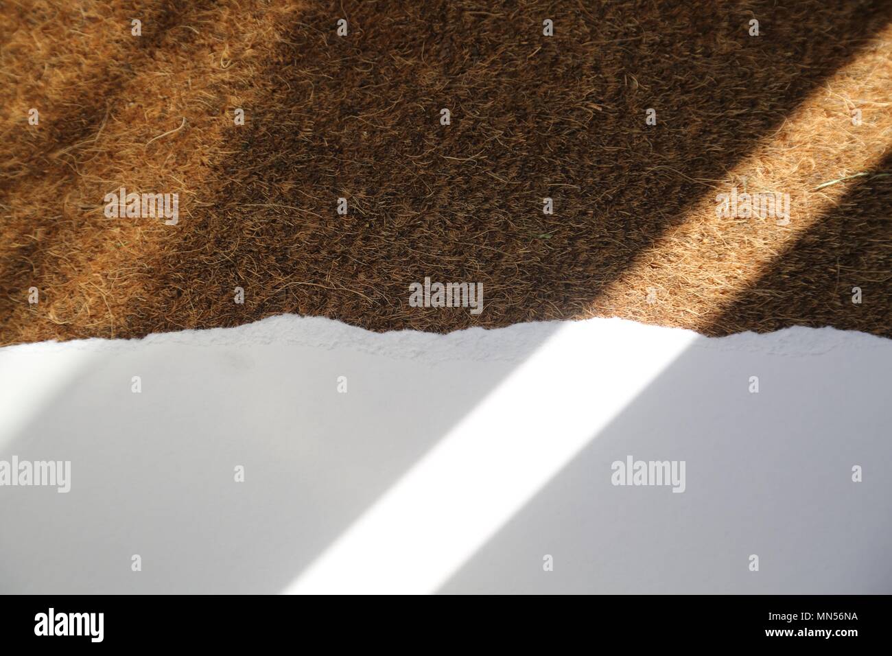 Zerrissen Weißbuch über grobe Chor Material Stockfoto