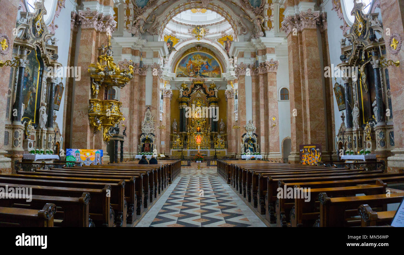 Der Innsbrucker Dom Schuß auf zweiten April 2018. Es wurde um das 12. Jahrhundert zu bauen. Im zweiten Weltkrieg durch die alliierten Bomber beschädigt. Stockfoto