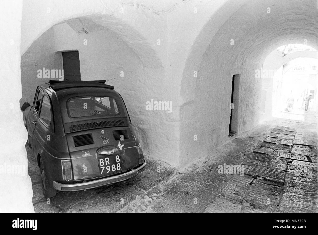 Apulien (Italien) kleine Fiat 500 Auto im alten historischen Zentrum von Ostuni Stadt geparkt Stockfoto