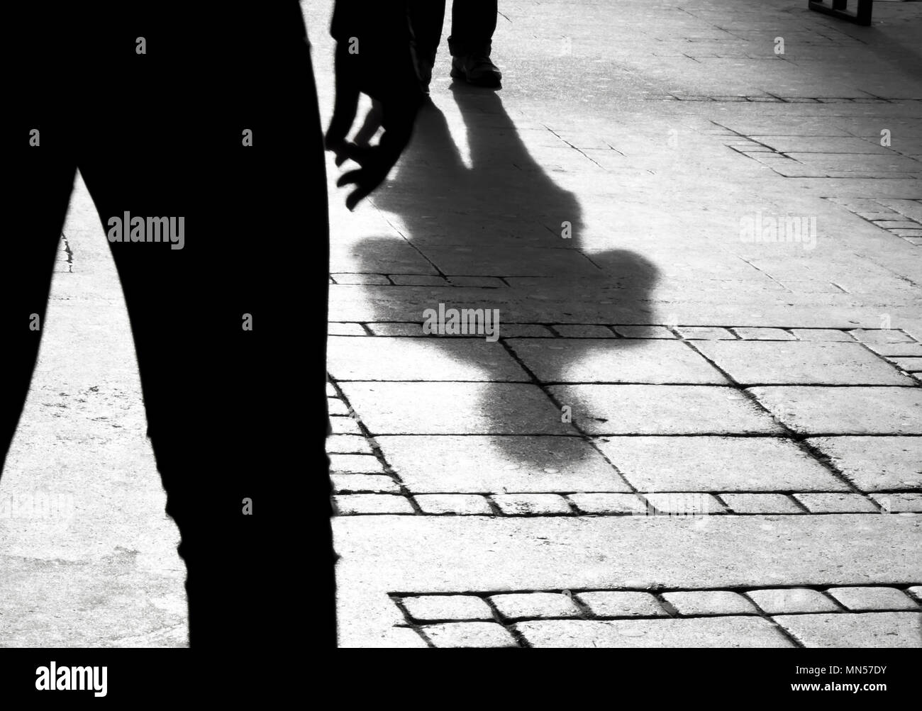 Schatten Silhouette von zwei Person auf Stadt Bürgersteig in Schwarz und Weiß Stockfoto
