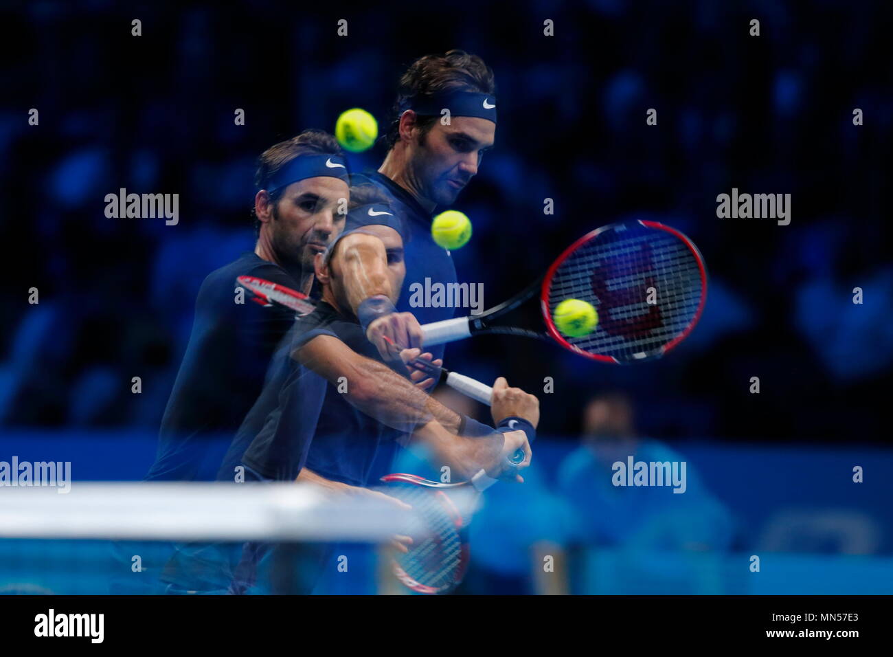 Roger Federer vs Kei Nishikori (Anmerkung des Editors, in Kamera Mehrfachbelichtung) während der Tag 4 Der 2015 Barclays ATP World Tour Finals - O2 Arena London England. 19. November 2015 Stockfoto