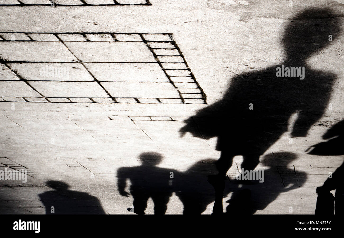 Silhouette Schatten von Menschen zu Fuß Stadt gemusterten Bürgersteig Stockfoto