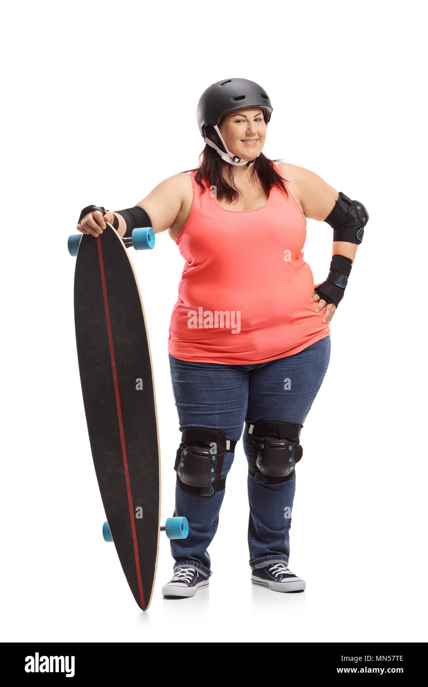 In voller Länge Porträt einer übergewichtigen Frau mit Schutzkleidung und halten ein Longboard auf weißem Hintergrund Stockfoto