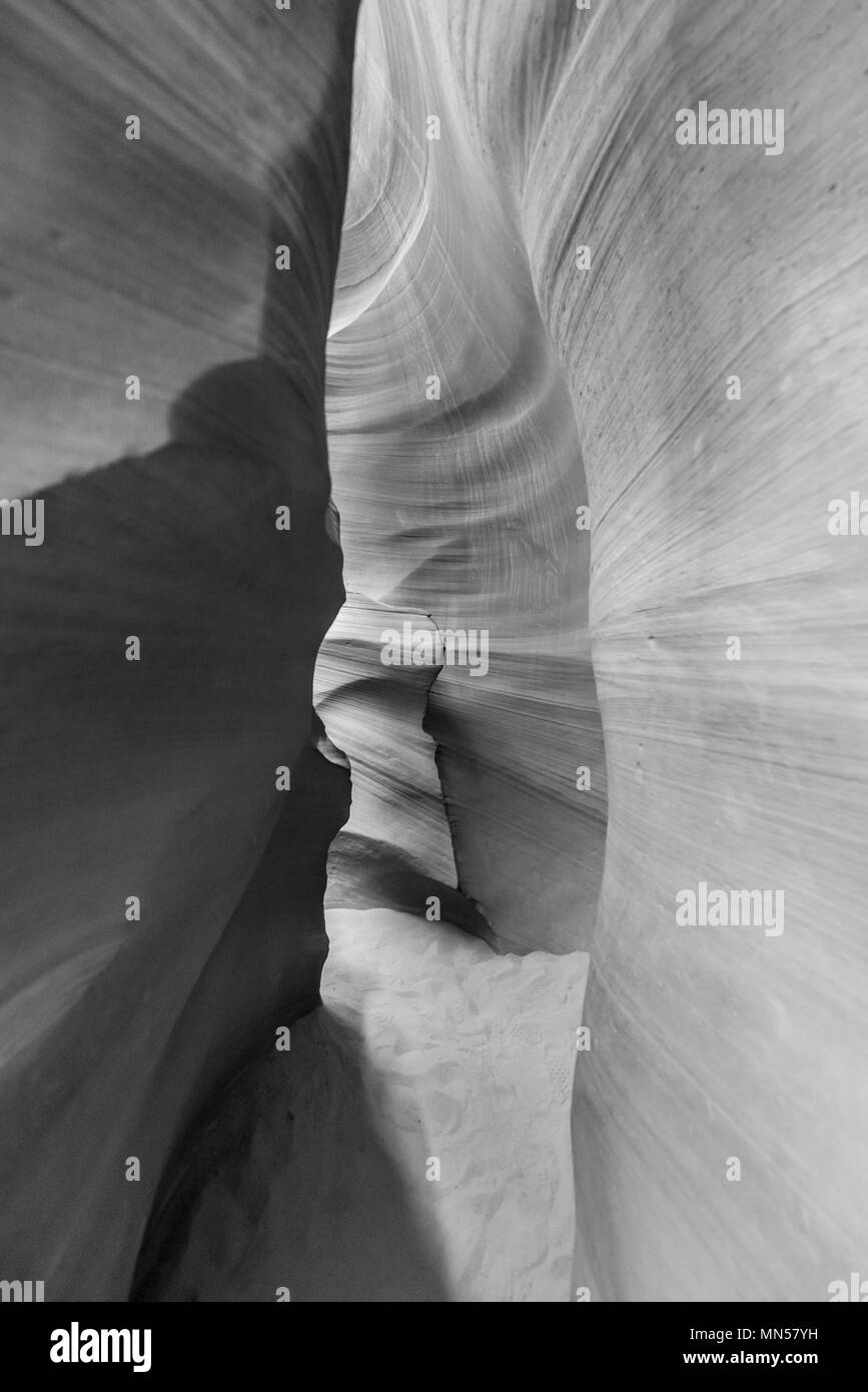 Weg durch den Antelope Canyon - auf Navajo Land in der Nähe von Page, Arizona, USA - schöne farbige Felsformation in Slot Canyon in der amerikanischen Southw Stockfoto