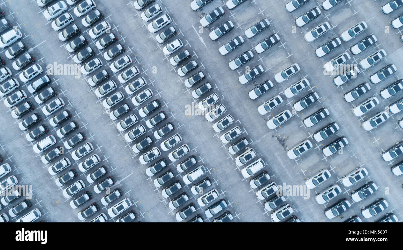 Luftaufnahme von riesigen Speicher Parkplatz mit neuen Autos Stockfoto