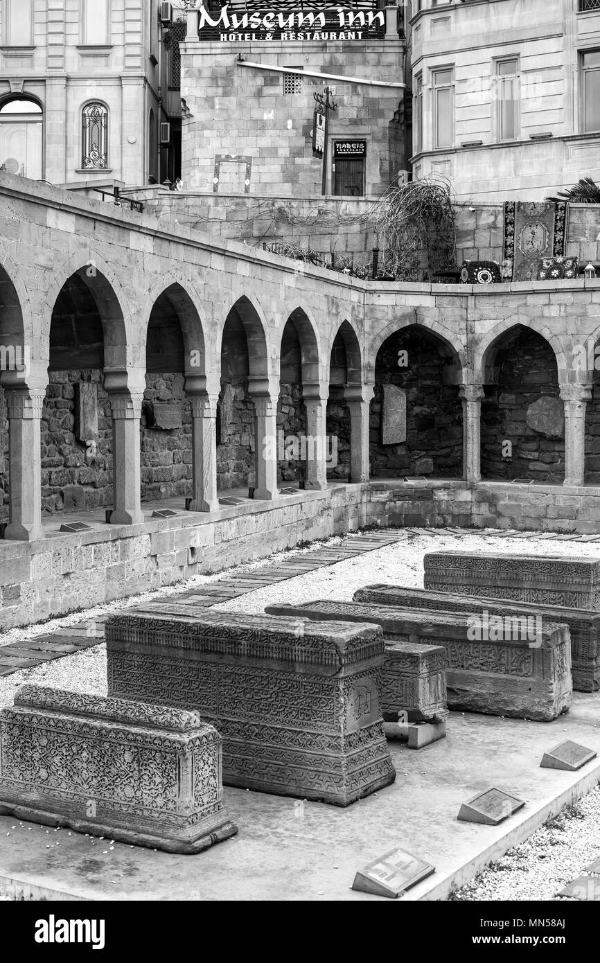 Blick auf die Altstadt und 'Museum Inn"-Hotel. Baku, Aserbaidschan, März 2018 Stockfoto