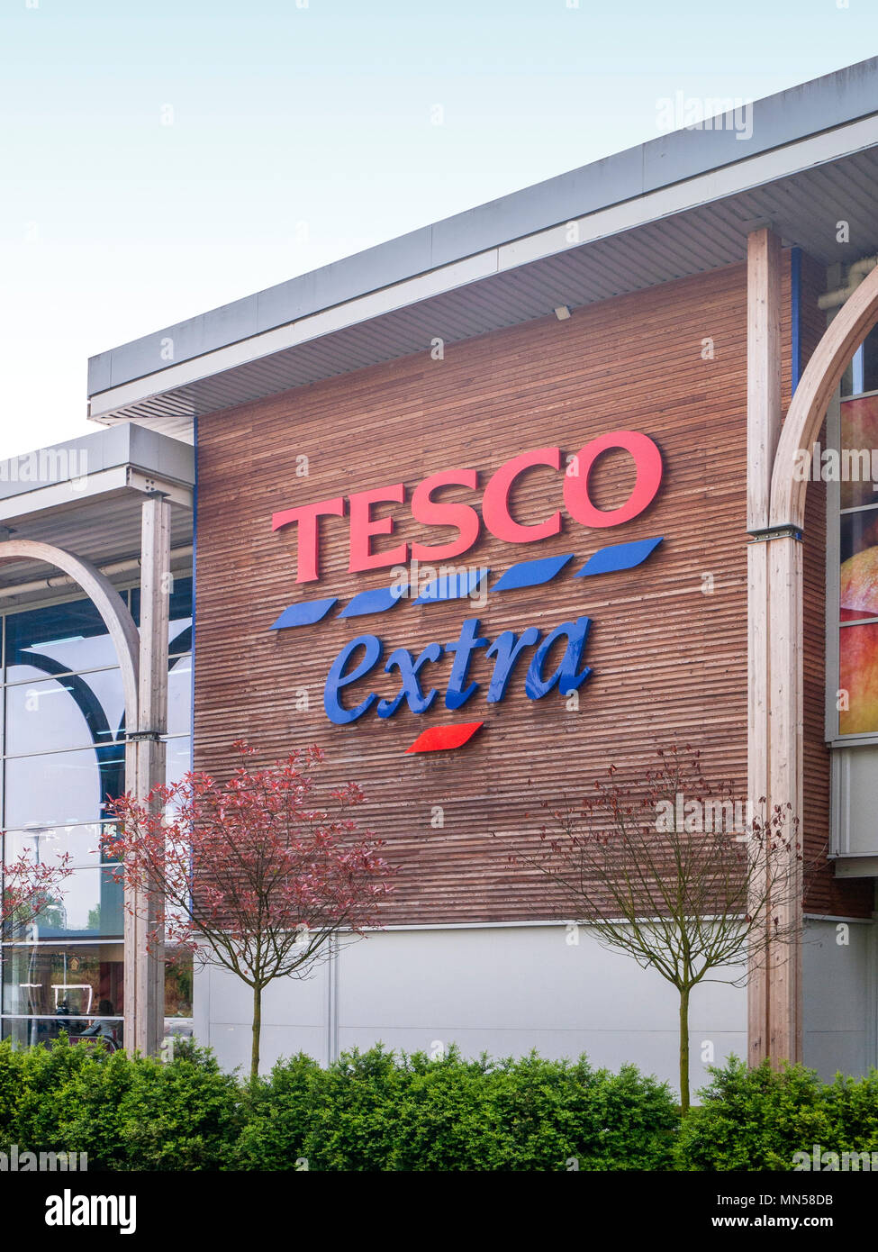Tesco Extra Schild an Außenwand UK Stockfoto
