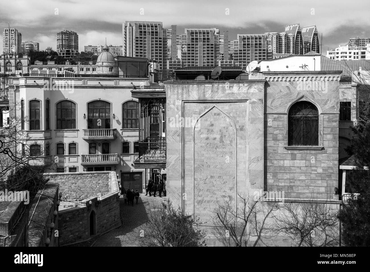 Blick auf die Altstadt von Baku und neuen Gebäuden. Baku, Aserbaidschan, März 2018. Stockfoto