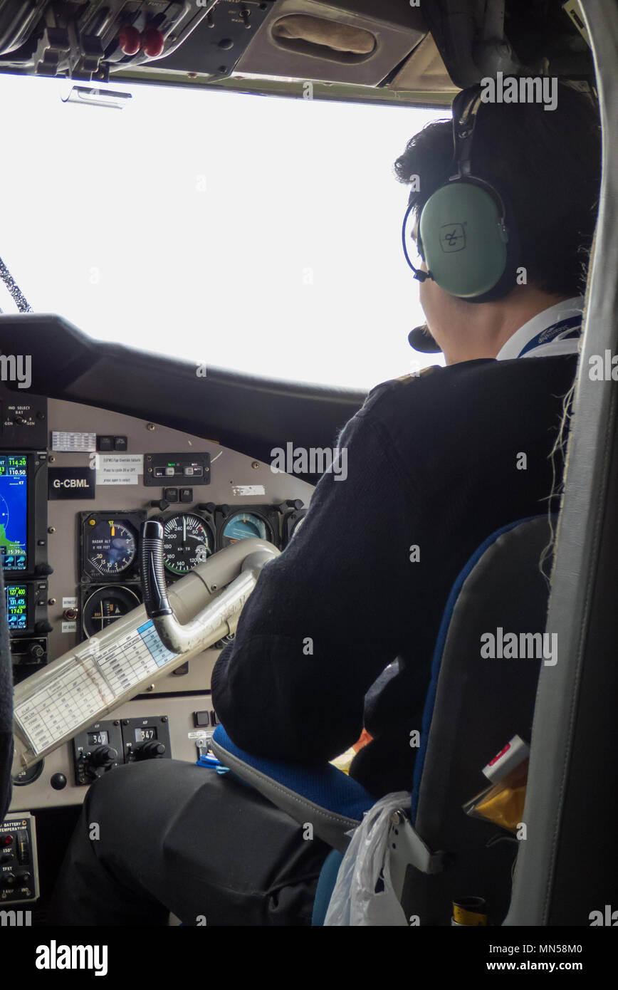 Piloten bei der Arbeit, Newquay, St. Mary's Skybus, DHC-6 Twin Otter Stockfoto