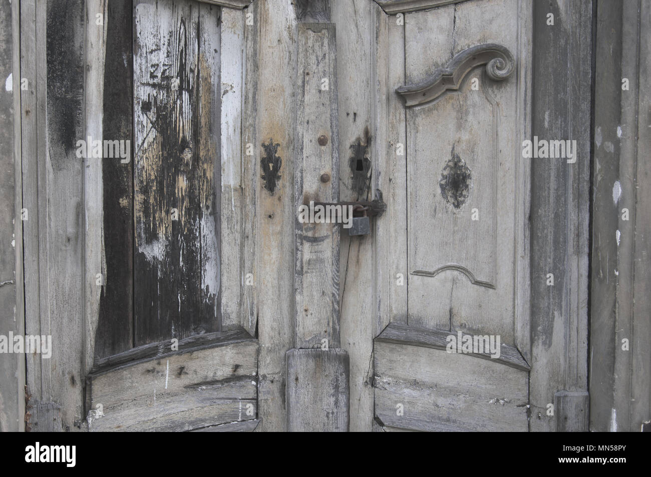 Die Verschlossene Tur In Der Alten Kirche Leichenschauhaus Tur Ist Sehr Dekorativ Aber Nicht Fur Eine Weile Beibehalten Stockfotografie Alamy