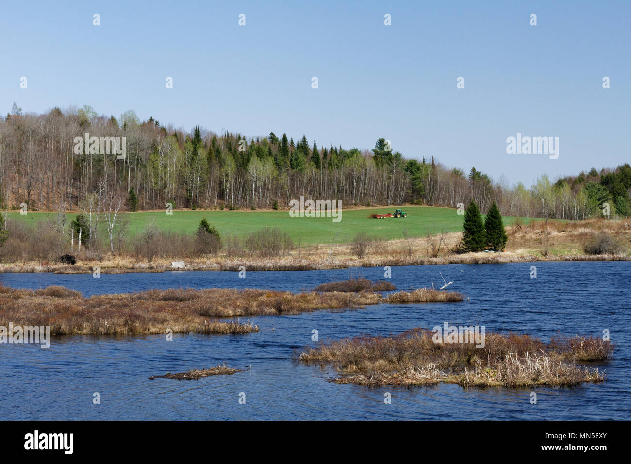 Quebec, Kanada. Bauernhof Felder im Frühling Stockfoto