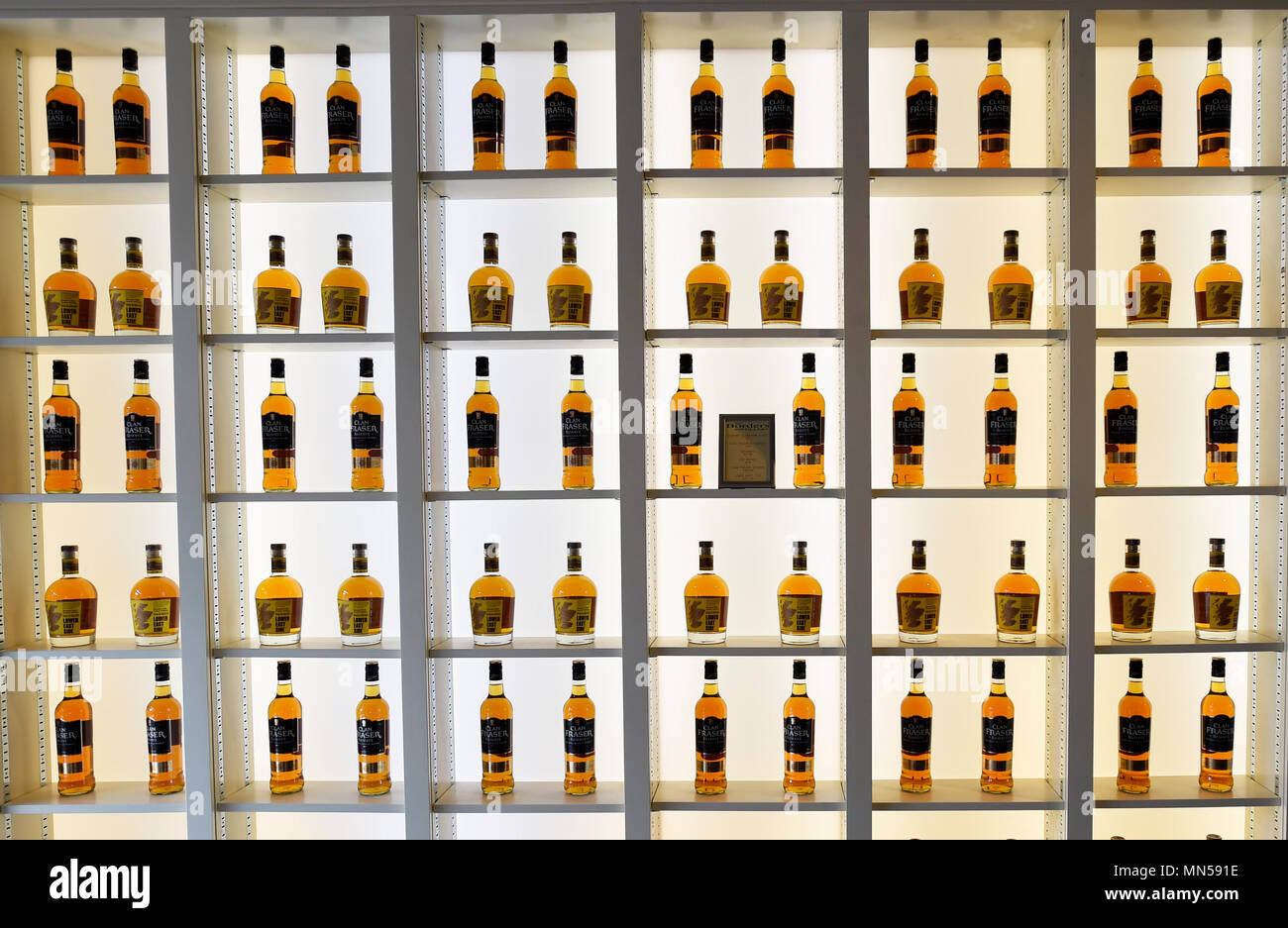 Whisky Flaschen auf Anzeige in der neuen Grenzen Brennerei in Commercial Road, Hawick, Scottish Borders. Stockfoto