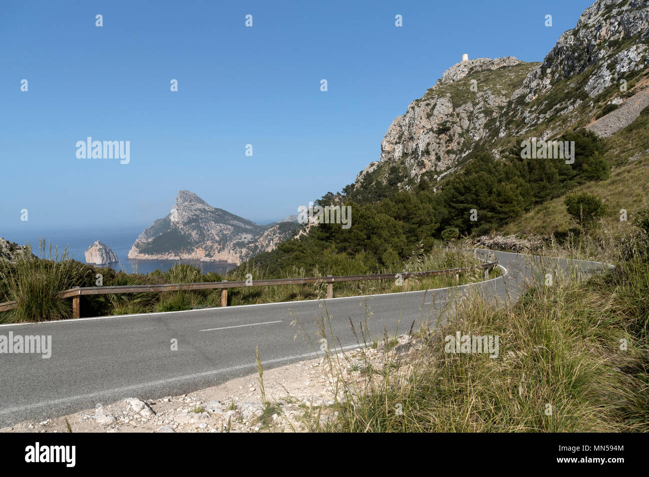 Mirador de Mal Pas, Mallorca, Balearen, Spanien. 2018. Die Küstenstrasse. Stockfoto