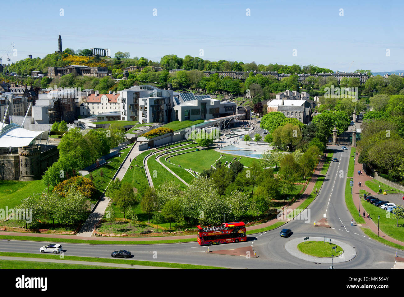 Eine Ansicht des Schottischen Parlaments in Holyrood und Calton Hill, Edinburgh, Schottland. Stockfoto