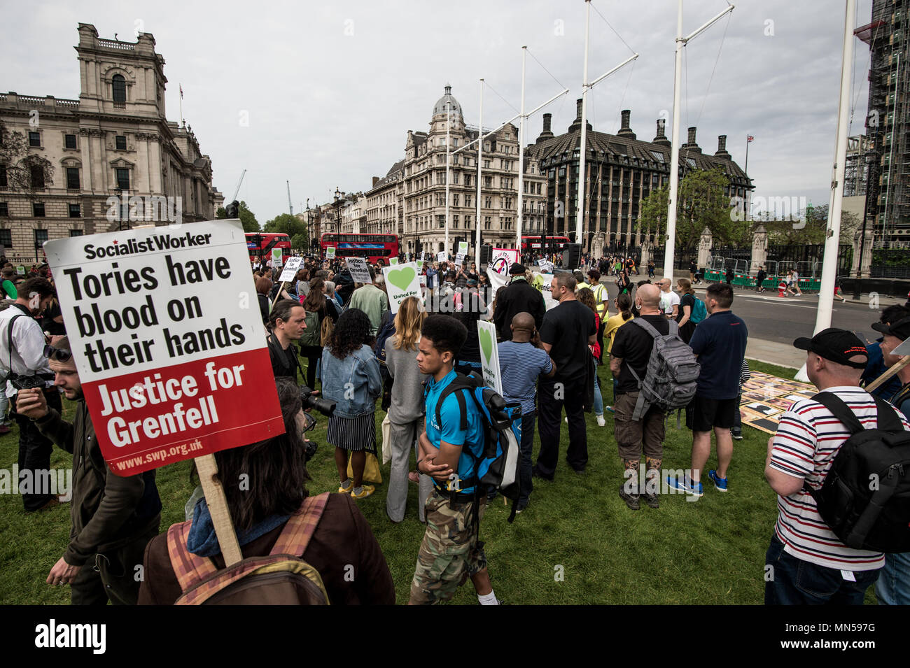 Die demonstranten Anzeige Plakat während des Protestes für Grenfell Tragödie vor dem britischen Parlament. Demonstranten in Parliament Square in London versammelt, Gerechtigkeit für die Opfer der Grenfell Turm Brand im letzten Jahr zu verlangen. Stockfoto