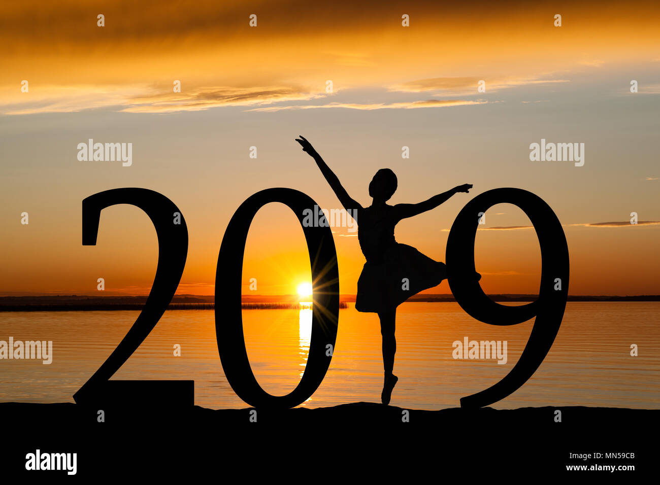 2019 Neues Jahr Silhouette eines Mädchen tanzen Ballett am Strand während der goldenen Sonnenaufgang oder Sonnenuntergang mit kopieren. Stockfoto