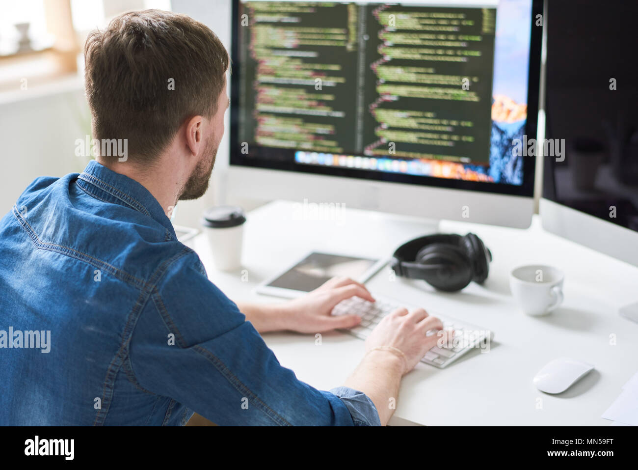 Zurück Porträt des zeitgenössischen Web Entwickler schreiben Code für Programm sitzen am Schreibtisch anzeigen und Arbeiten an Startprojekt in modernen Büro, kopieren Raum Stockfoto