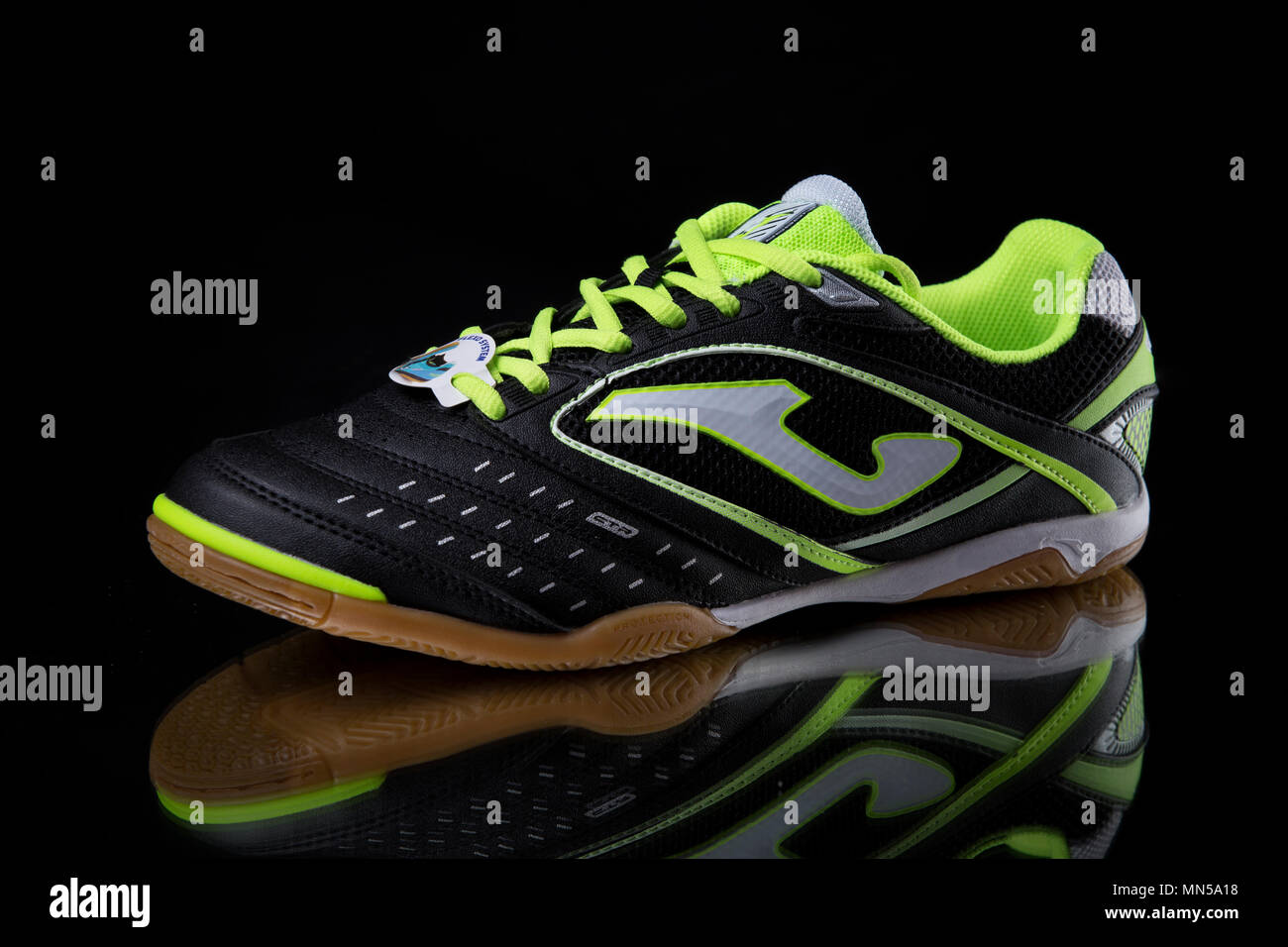 Viana do Castelo, Portugal, 11. Mai 2018: Joma Sneaker läuft. Joma, multinationales Unternehmen. Auf schwarz isoliert. Produkt Schüsse. Stockfoto