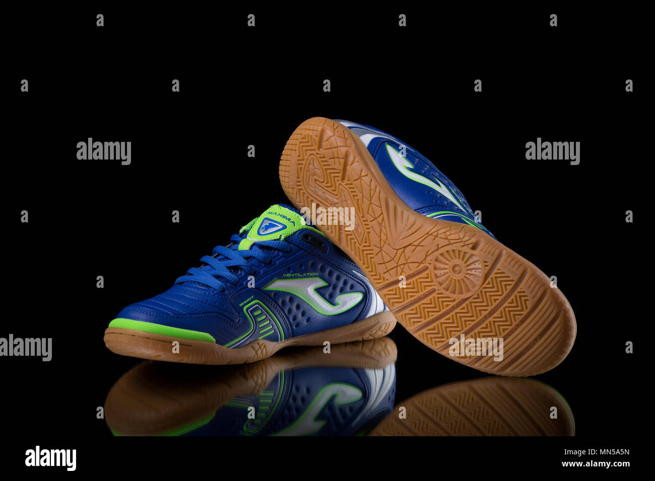 Viana do Castelo, Portugal, 11. Mai 2018: Joma Sneaker läuft. Joma, multinationales Unternehmen. Auf schwarz isoliert. Produkt Schüsse. Stockfoto