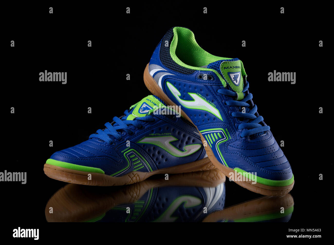 Viana do Castelo, Portugal, 11. Mai 2018: Joma Sneaker läuft. Joma, multinationales Unternehmen. Auf schwarz isoliert. Produkt Schüsse. Stockfoto