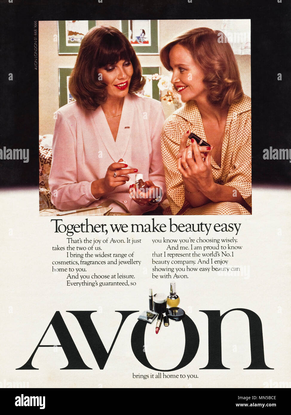 1980 s original alten Vintage Werbung Werbung Avon Kosmetik in Englisch Magazin ca. 1980 Stockfoto