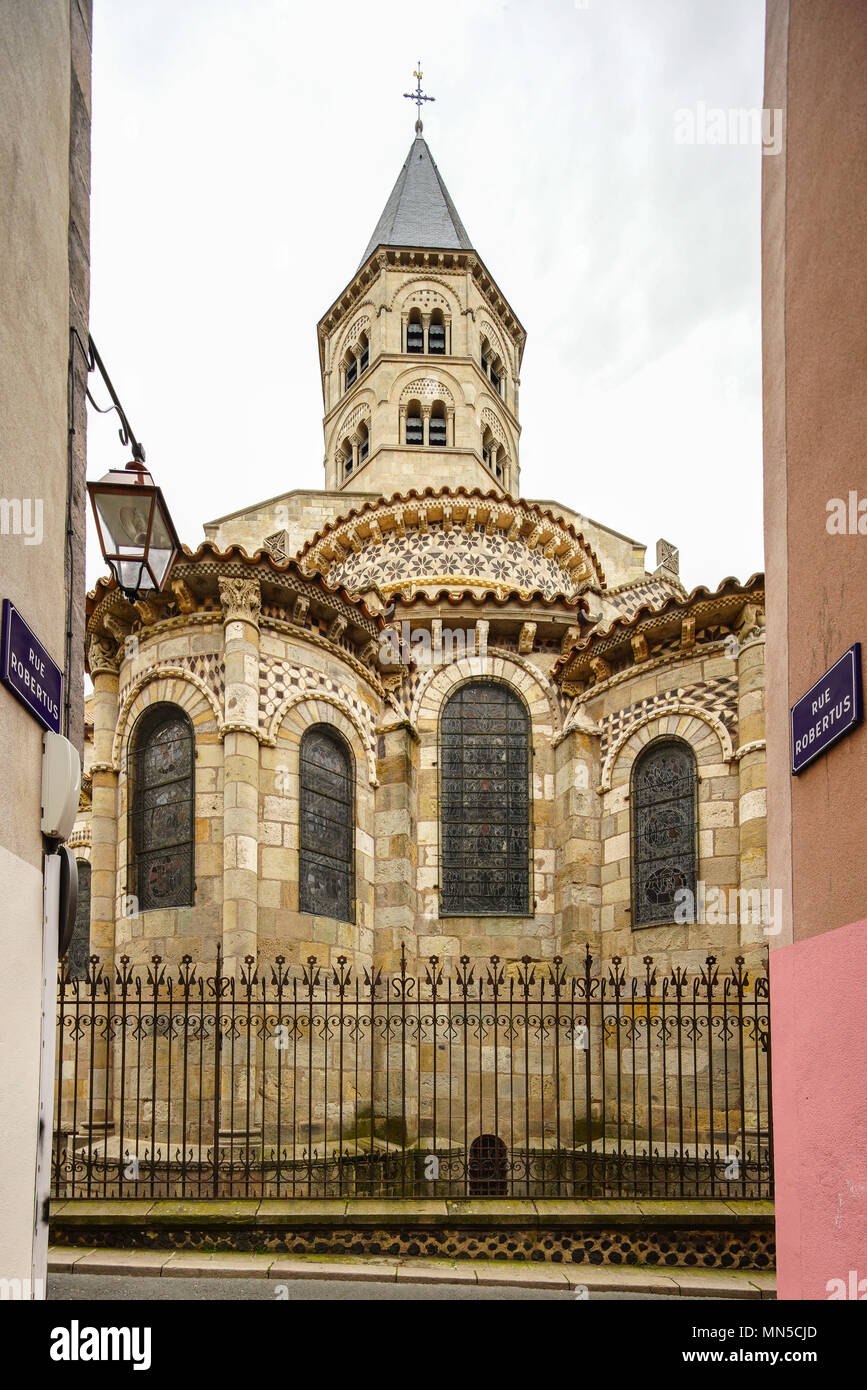 Basilika Notre-Dame du Port de Clermont-Ferrand in der Auvergne-Rh ône-Alpes, Frankreich. Stockfoto