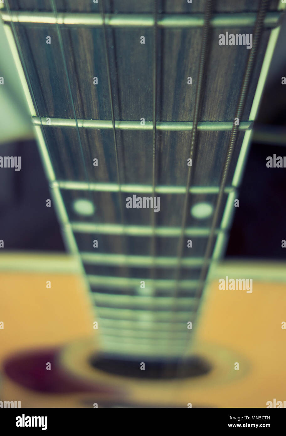 In der Nähe von eine 6-saitige Gitarre Hals Stockfoto