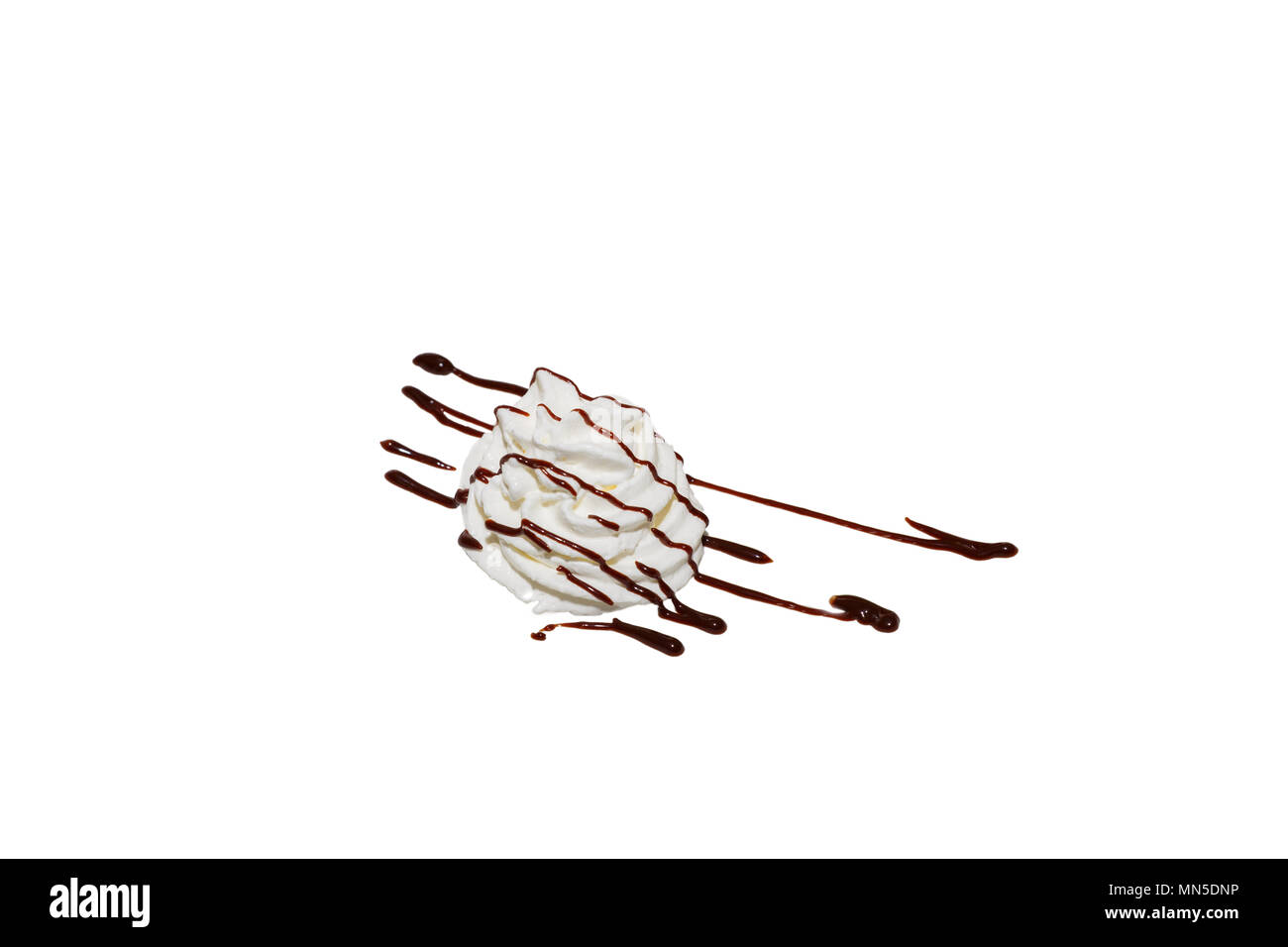 Stapel der Creme mit Schokolade auf Weiß Stockfoto