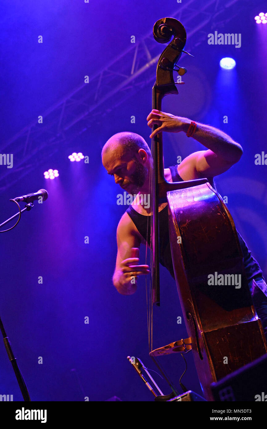 Die langan Band spielt auf der Bühne an der Shetland Folk Festival Stockfoto