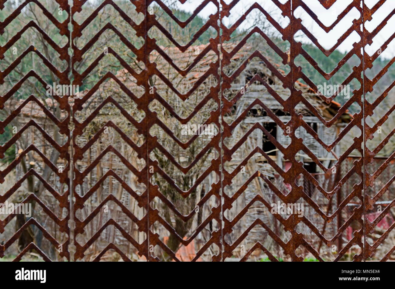 Verrosteten Metallzaun Abschnitt vor der Hinterhof, Plana Berg, Bulgarien Stockfoto