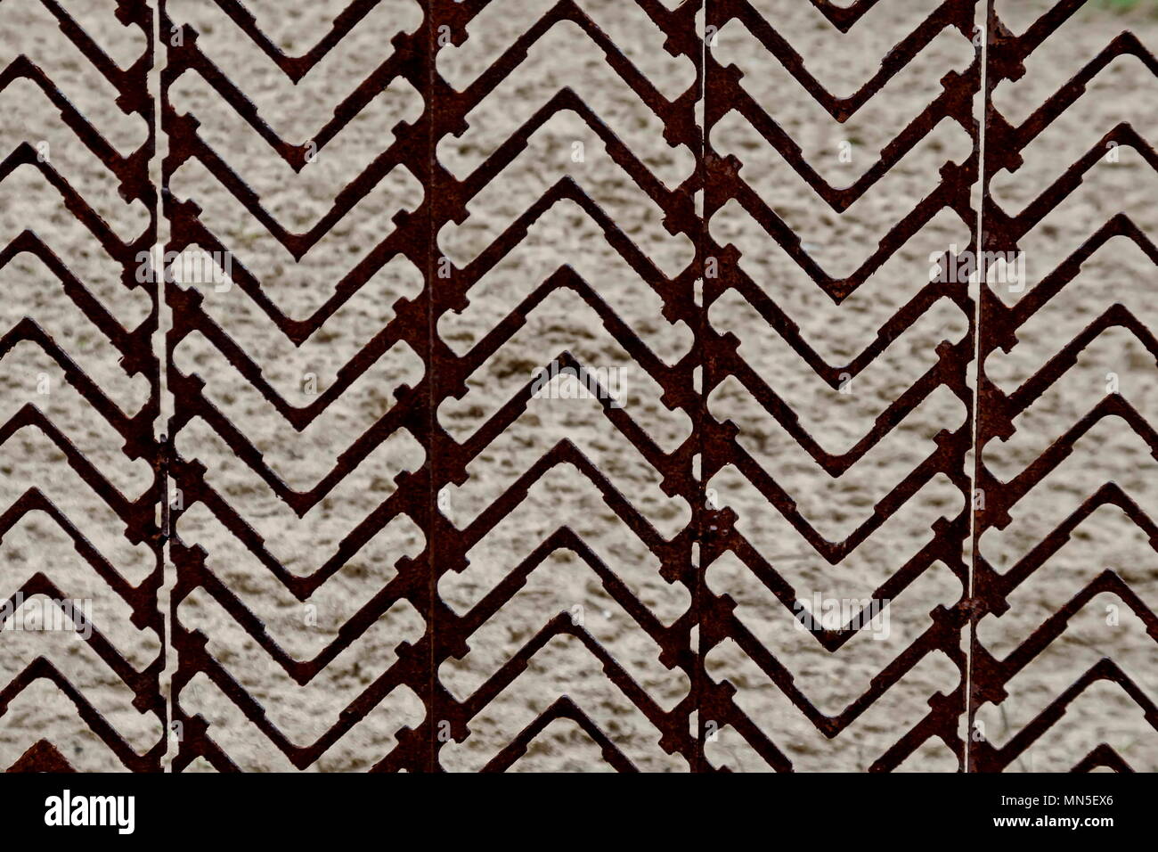 Verrosteten Metallzaun Abschnitt vor der Hinterhof, Plana Berg, Bulgarien Stockfoto