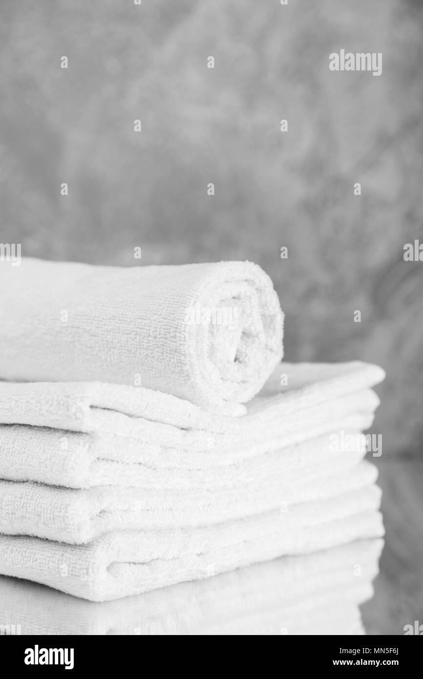 Stapel der trockene, saubere, weiße Handtücher Stockfoto
