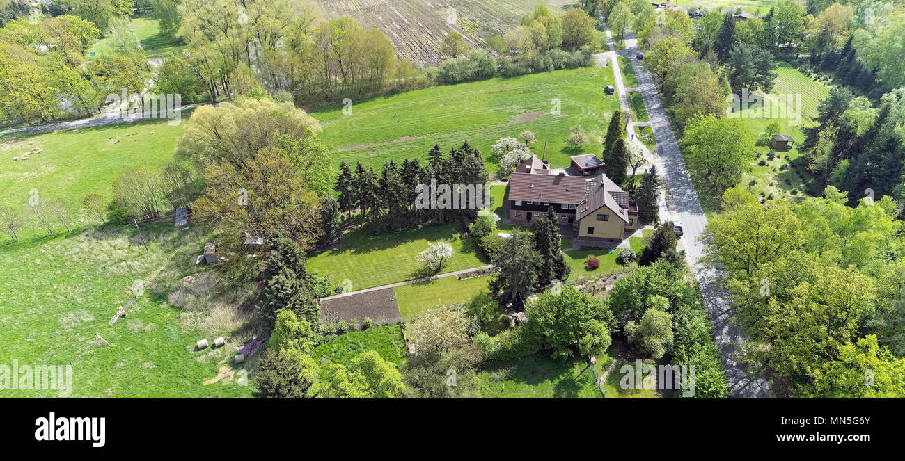 Wolfsburg, Niedersachsen, Deutschland, April 27, 2018: großes Wohnhaus neben einer Wiese am Rande einer Landstraße, Luftaufnahme, drone Schuß Stockfoto