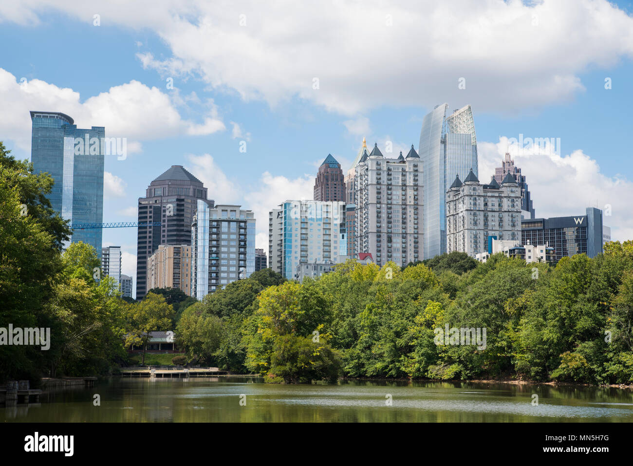 Atlanta Skyline wie von der anderen Seite des Sees Clara Meer gesehen, Piedmont Park. Stockfoto