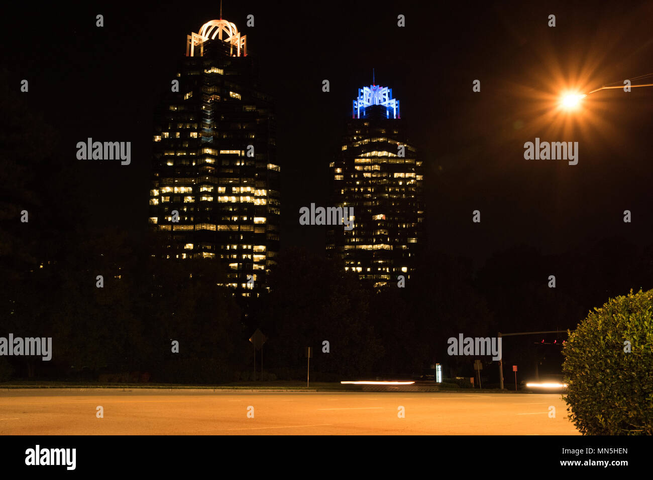 Iconic König und die Königin, die Türme in Atlanta (Sandy Springs), Georgia, USA. Nacht Bilder. Stockfoto