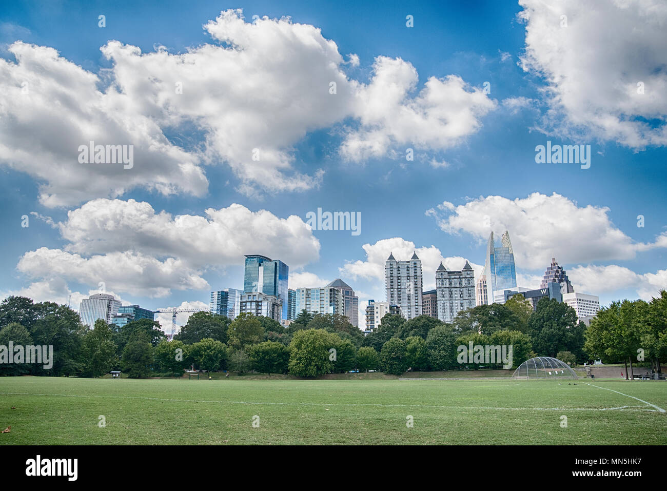 Blick auf die Skyline von Atlanta das grüne Gras Land der Piedmont Park. Stockfoto