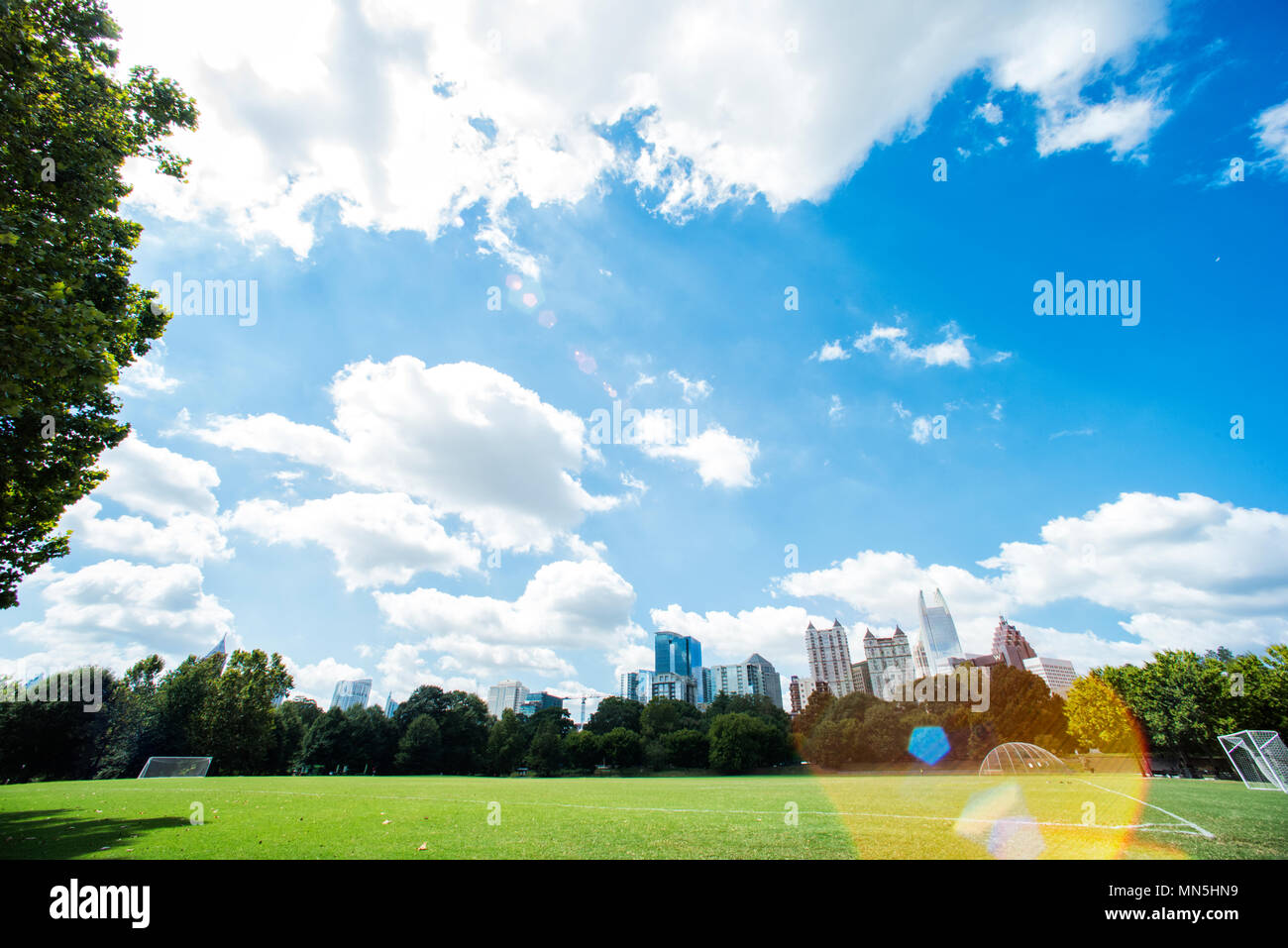 Blick auf die Skyline von Atlanta das grüne Gras Land der Piedmont Park. Stockfoto