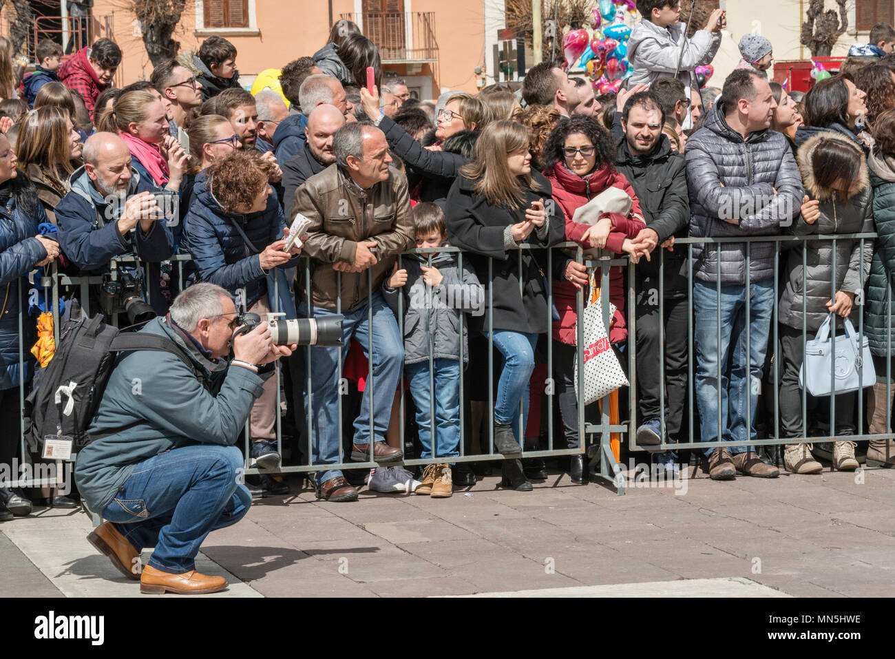 Zuschauer, Fotograf, Madonna che Scappa Feier am Ostersonntag an der Piazza Garibaldi in Sulmona, Abruzzen, Italien Stockfoto